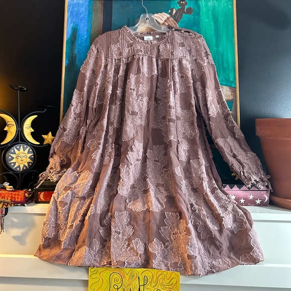 Wilfred Dresses & Skirts - Wilfred Aritzia Womens Textured Floral Overlay Long Sleeve Dress Size Large Pink